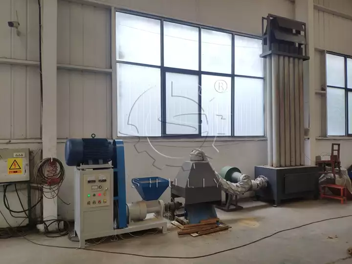 escena de trabajo de la máquina de briquetas de aserrín