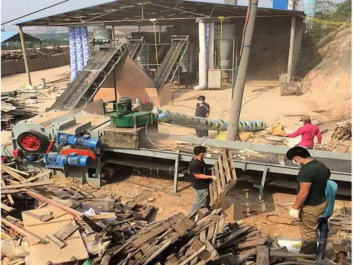 wood pallets crushing