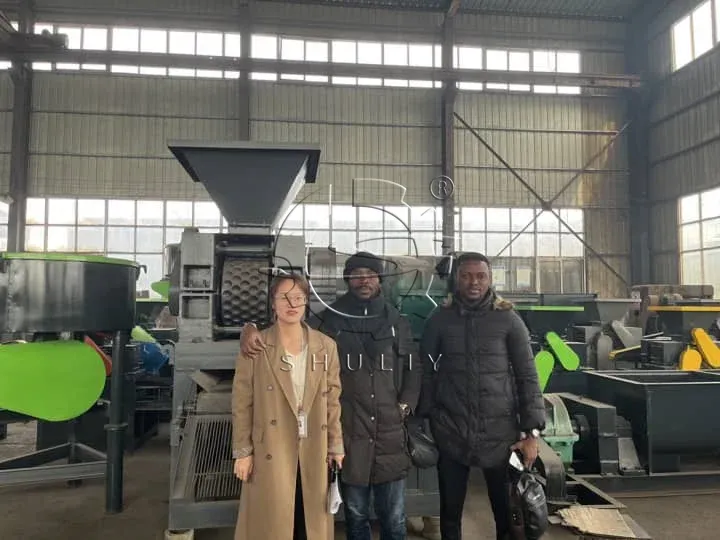 Des clients ghanéens visitent notre usine de presses à charbon