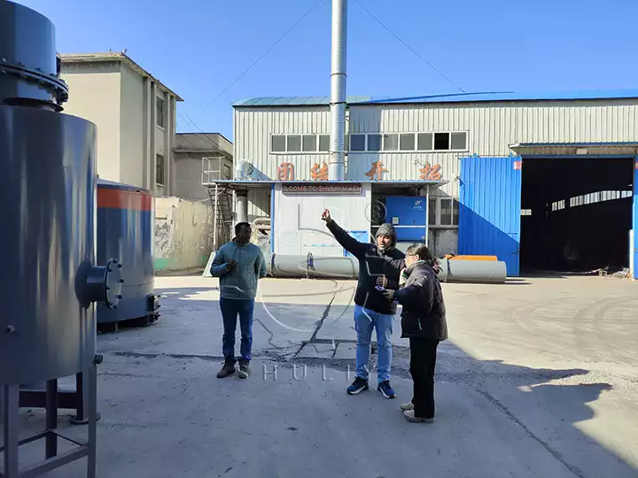 Des clients indiens visitent l'usine de machines de production de charbon de bois de Shuliy