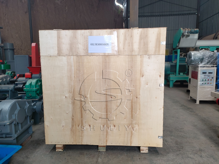 houtsnippers briquettemachine in houten krat voor levering